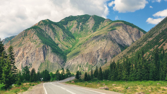 Eine Straße durch das Massif von Altaï in Sibirien