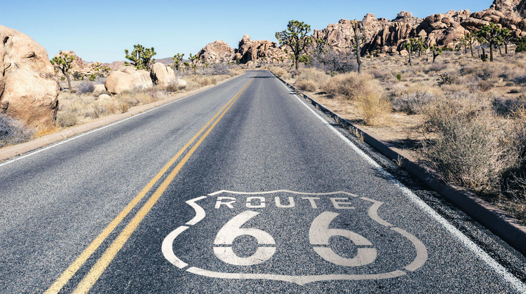 Die amerikanische Route 66 durchquert eine wüstenähnliche Landschaft