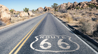 Die amerikanische Route 66 durchquert eine wüstenähnliche Landschaft