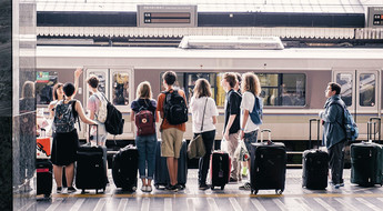 Voyageurs en gare avant le départ