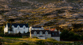 Haus inmitten der Landschaft Irlands