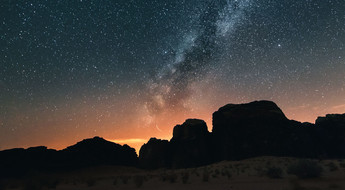Le ciel étoilé au-dessus du désert du Wadi Rum