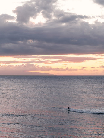 Surfeur au coucher du soleil