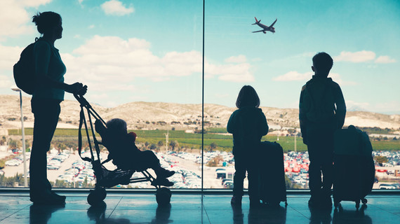 prendre l'avion avec des enfants