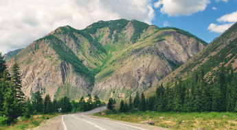 Eine Straße durch das Massif von Altaï in Sibirien