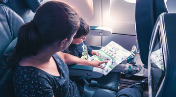 Dans l'avion avec ses enfants