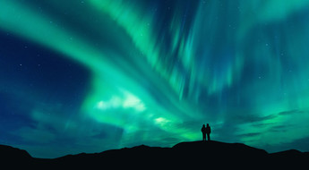 Couple sous une aurore boréale