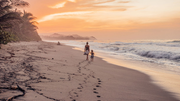 Marcher sur le sable des belles plages de Colombie, voyage en famille