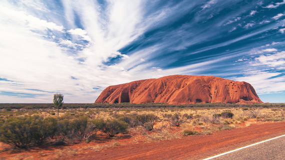 Straßen mit Blick auf den Uluru in Australien