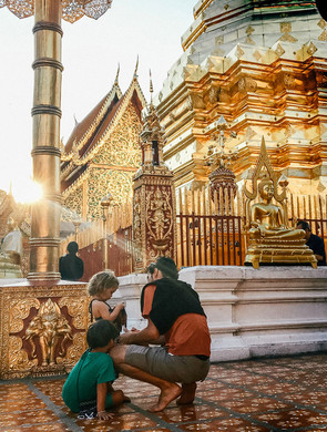 Temples thaïs avec ses enfants