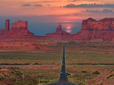 Straße durch Monument Valley bei Sonnenuntergang